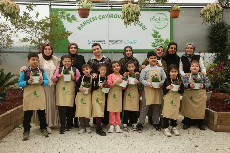 Kocaeli Çayırova’da öğrenciler karanfil dikti