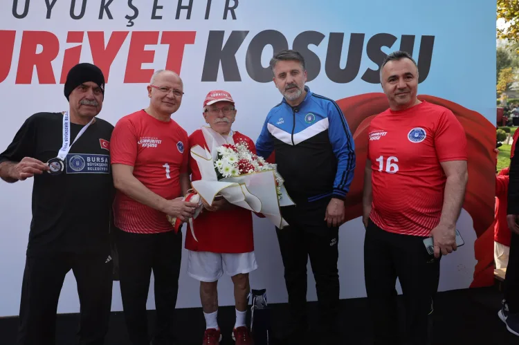 Binlerce Bursalı Cumhuriyet'e koştu