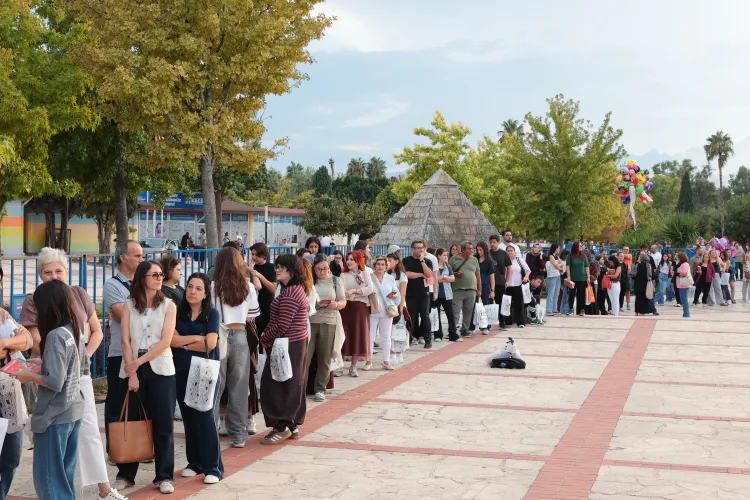 Antalya Kitap Fuarı’nda edebiyat rüzgarı sürüyor