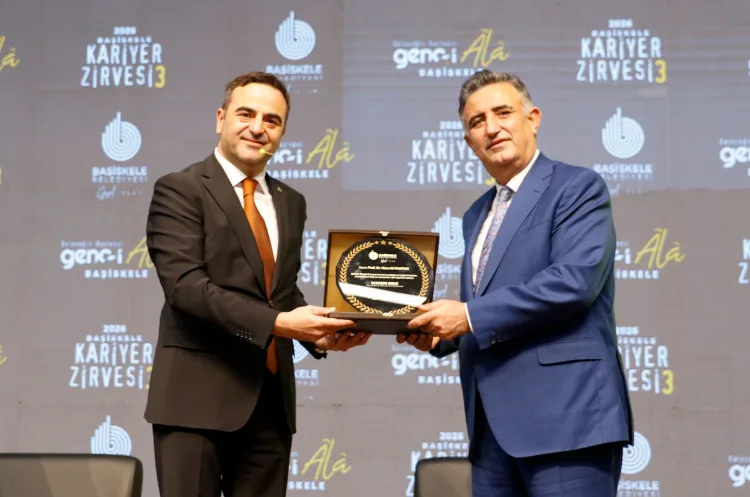 GTÜ Rektörü Başiskele Kariyer Zirvesi’nde gençlerle buluştu