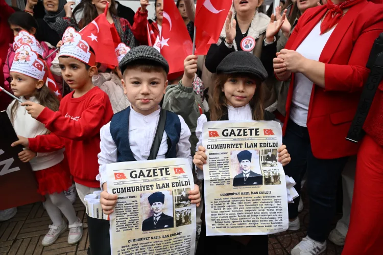 Manisa'da çocukların Cumhuriyet ve bayram sevinci