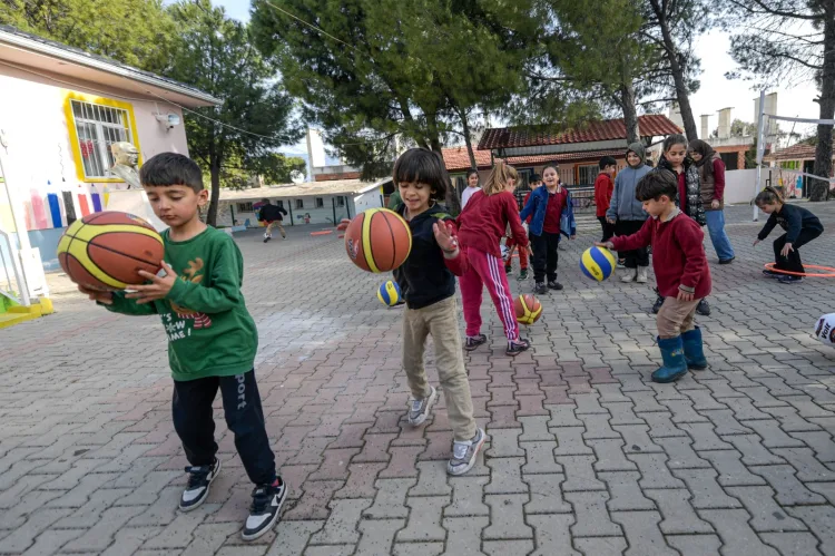 İzmir Büyükşehir'den okullara 37 milyon TL’lik spor malzemesi desteği