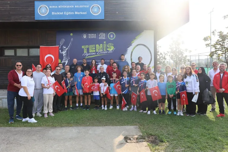Bursa'da genç raketler Cumhuriyet için korta çıktı