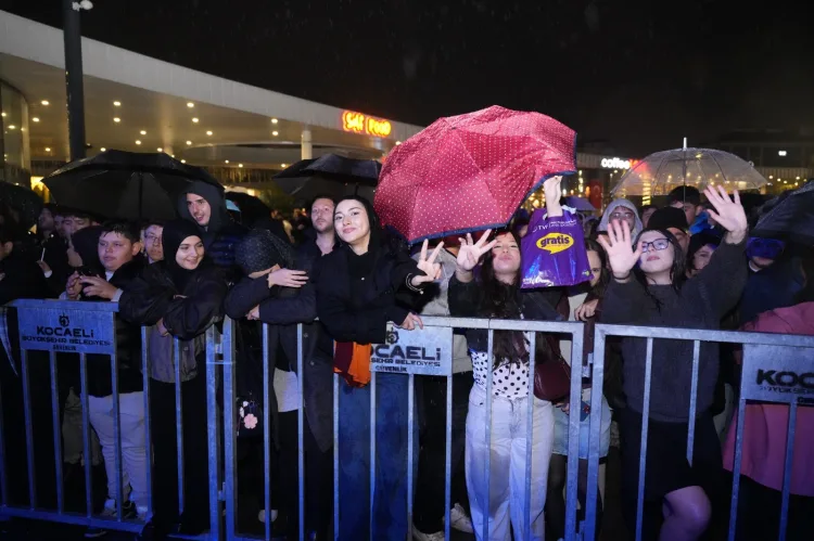 Cumhuriyet coşkusu Kocaeli'de yağmur tanımadı