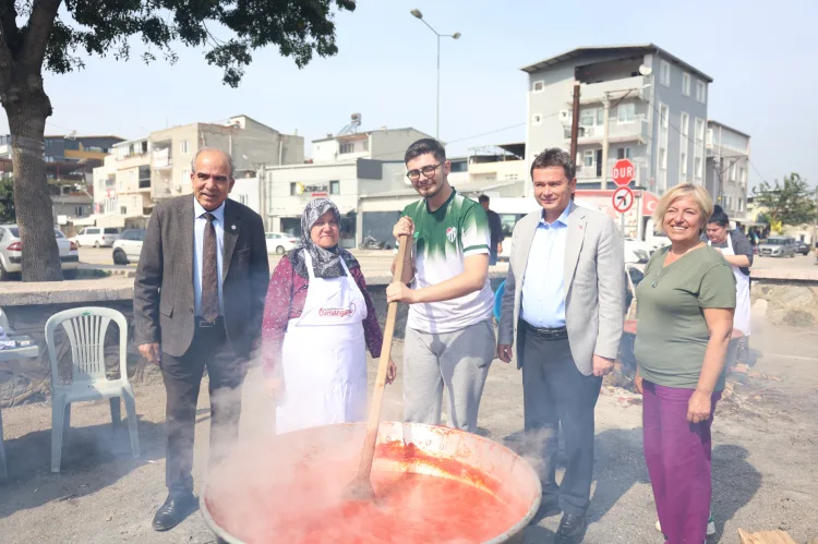 Bursa Osmangazi'de imece salça bereketi! 180 aileye kışlık destek