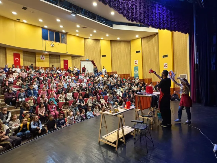 Bursa'da Yıldırımlı çocuklar ‘Evden Uzakta’ ile tiyatroyla buluştu
