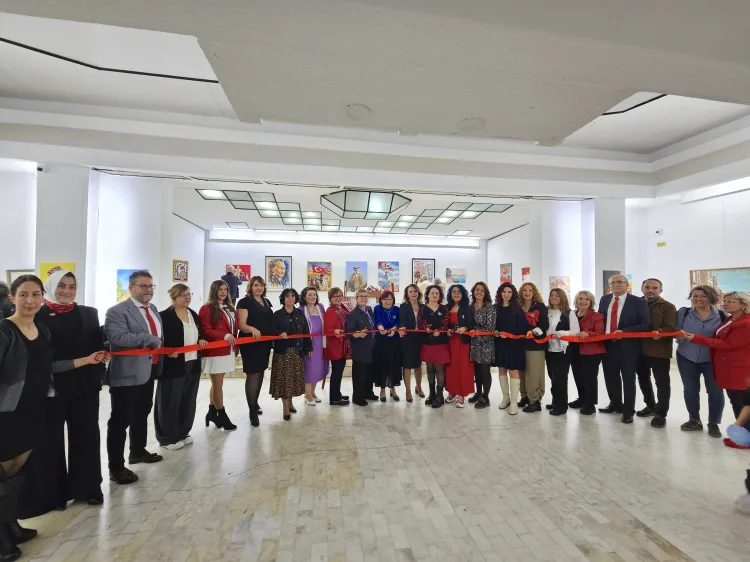 “Renklerin İzinde Cumhuriyet Sergisi” Bursa'da kapılarını açtı
