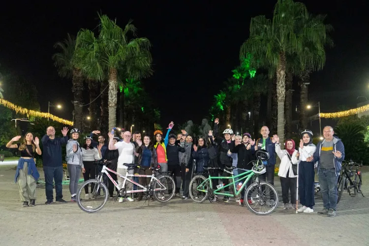 İzmir'de görme engelliler Kültürpark’ta pedal çevirdi