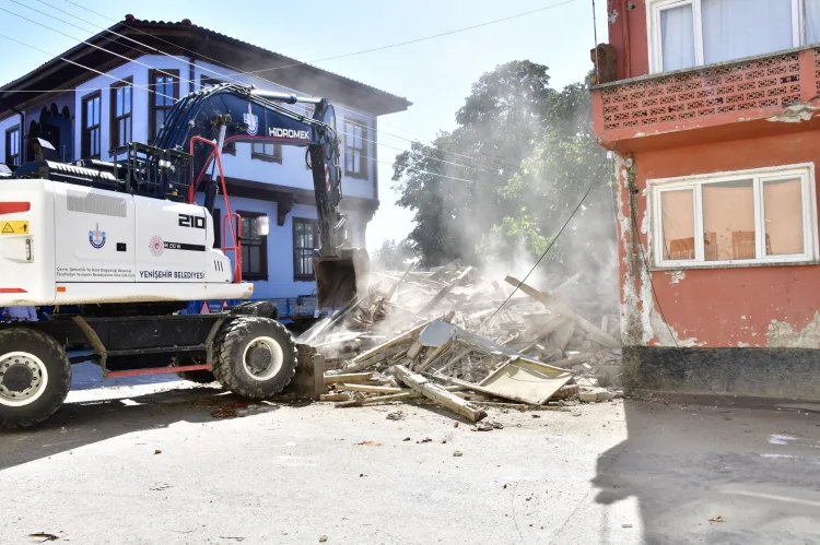 Bursa Yenişehir'de metruk binalar tek tek yıkılıyor
