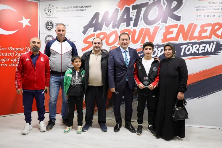 Ağrı’da sporun enleri ödül töreni coşkuyla tamamlandı... ASKF’den 13 isme ödül
