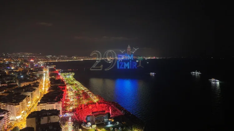 İzmir’de Cumhuriyet coşkusu gökyüzüne taştı