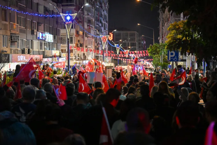 Bornova’da Cumhuriyet coşkusu Selda Bağcan konseriyle zirveye çıktı