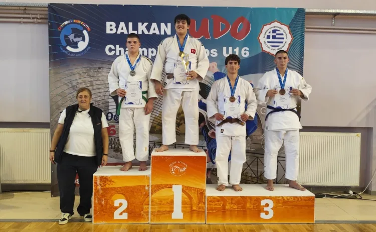 Kağıtspor Sporcularından Madalya Yağmuru