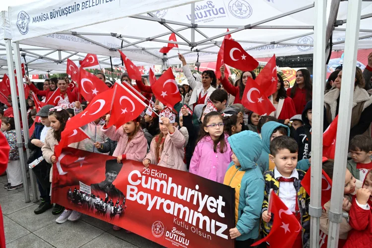 Manisa'da çocukların Cumhuriyet ve bayram sevinci